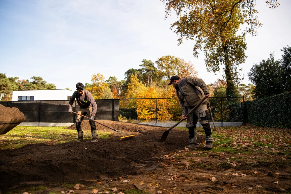 Tuinconcepten Jan een tuin aan het aanleggen